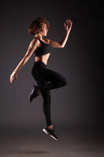 Yoga yaparken genç kız
