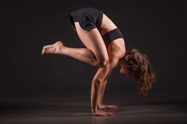 Yoga yaparken genç kız