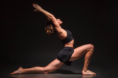Fotoğraf stüdyosundaki yoga kızı.