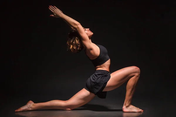 Fotoğraf stüdyosundaki yoga kızı.