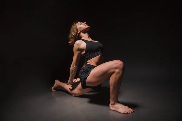 Fotoğraf stüdyosundaki yoga kızı.