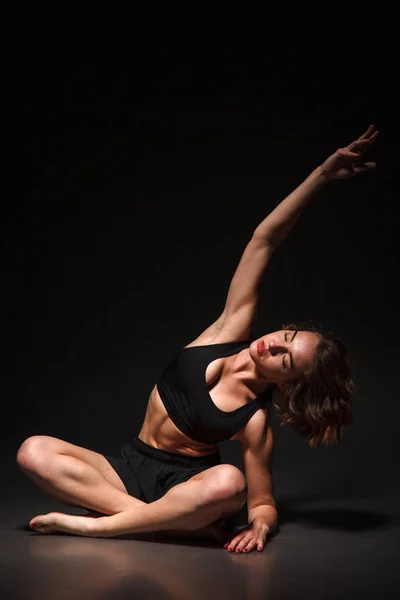 Fotoğraf stüdyosundaki yoga kızı.