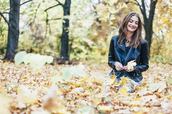 Mädchen Spaziert Herbstpark — Stockfoto