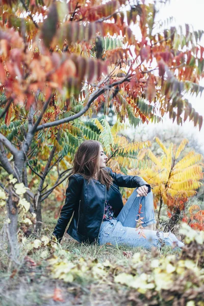 Ragazza Passeggiate Nel Parco Autunnale — Foto Stock