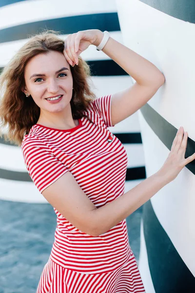 Menina Vestido Listrado Fundo Listrado — Fotografia de Stock