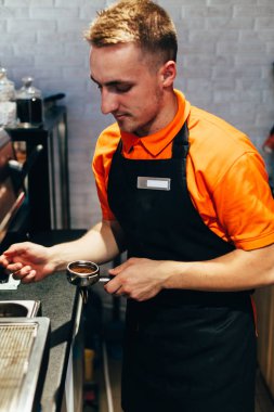 Barista kahve dükkanında nefis kahve yapar.