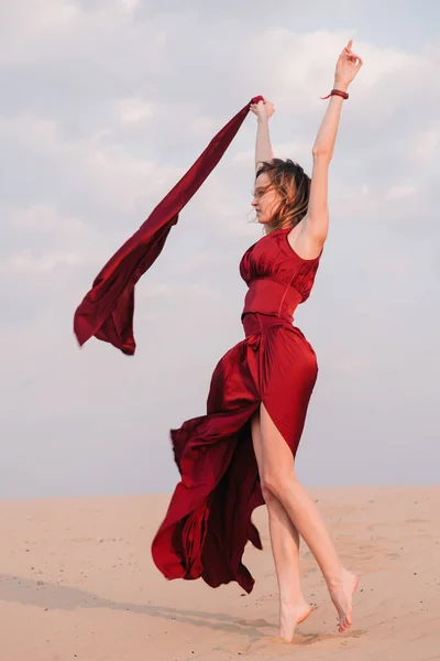 Chica Desierto Atardecer Vestido Rojo Que Desarrolla Viento —  Fotos de Stock