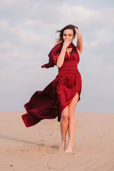 Menina Deserto Pôr Sol Vestido Vermelho Desenvolvimento Vento — Fotografia de Stock