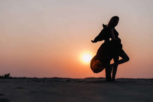 Meisje Woestijn Bij Zonsondergang Een Rode Jurk Ontwikkelen Wind — Stockfoto