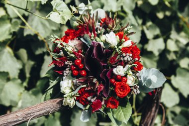 Nikah yüzükleri gelinin düğün buketinde yatıyor.
