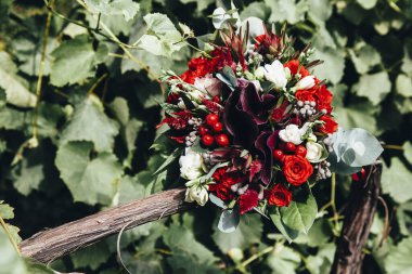 Nikah yüzükleri gelinin düğün buketinde yatıyor.