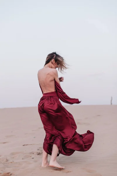 Girl Fabric Standing Wind Desert — Stock Photo, Image
