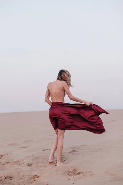 Kumaşlı Bir Kız Çölde Rüzgarda Duruyor — Stok fotoğraf