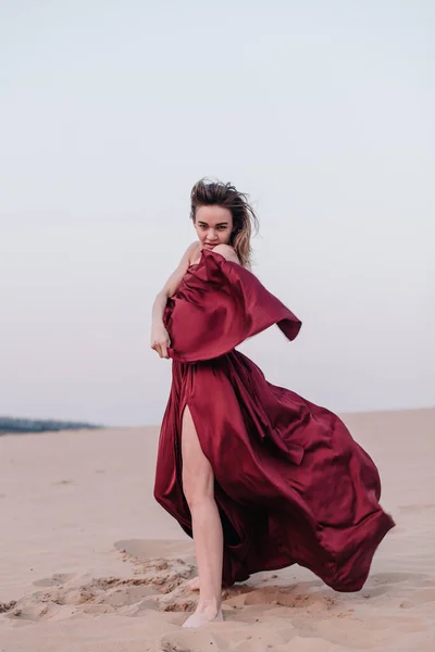 Fille Avec Tissu Tient Dans Vent Dans Désert — Photo