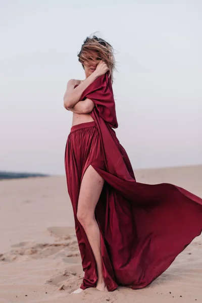 사막에서 천으로된 소녀가 바람에 나부끼고 — 스톡 사진