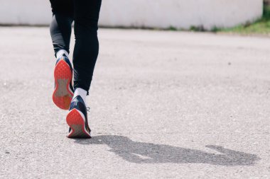 Adam stadyumda koşuyor.