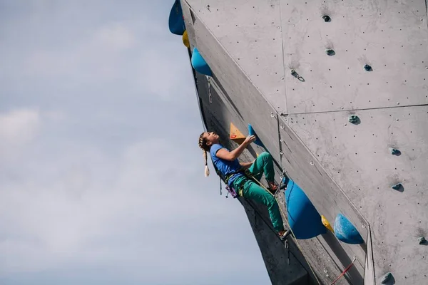 Das Mädchen Klettert Bei Wettbewerben Der Kletterwand — Stockfoto