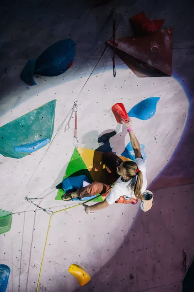 Das Mädchen Klettert Bei Wettbewerben Der Kletterwand — Stockfoto