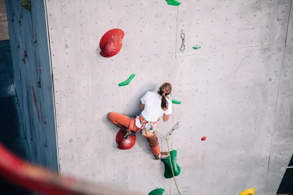 Kız Yarışmalarda Tırmanma Duvarına Tırmanır — Stok fotoğraf