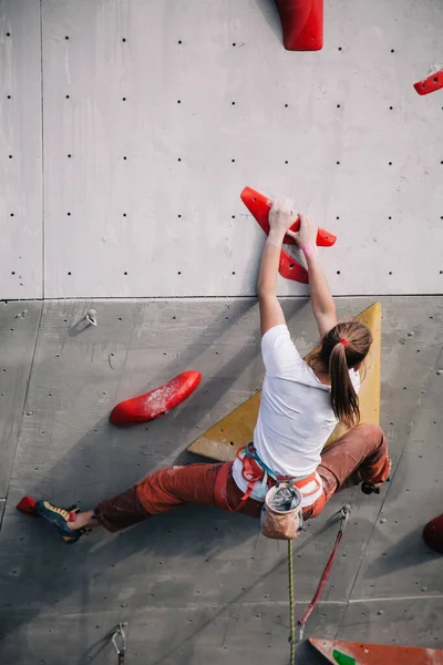 Das Mädchen Klettert Bei Wettbewerben Der Kletterwand — Stockfoto