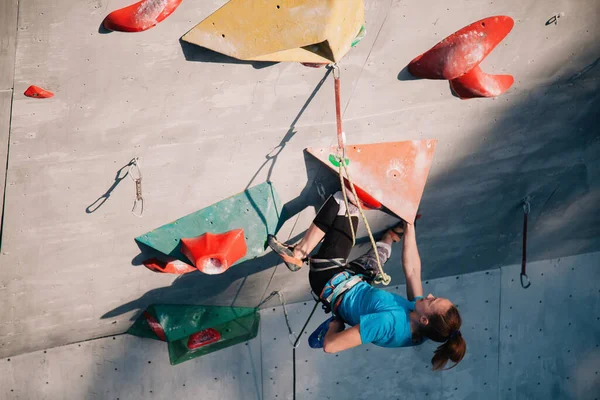 Das Mädchen Klettert Bei Wettbewerben Der Kletterwand — Stockfoto