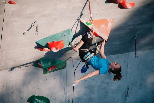 Menina Sobe Parede Escalada Competições — Fotografia de Stock