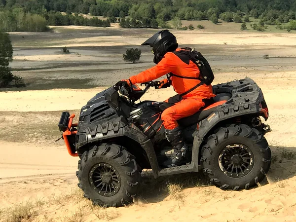 Hombre Montando Una Quad Bike Desierto —  Fotos de Stock