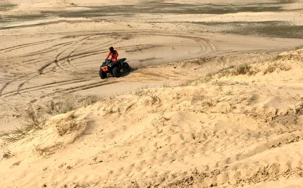 Man Riding Quad Bike Desert — Stock Photo, Image