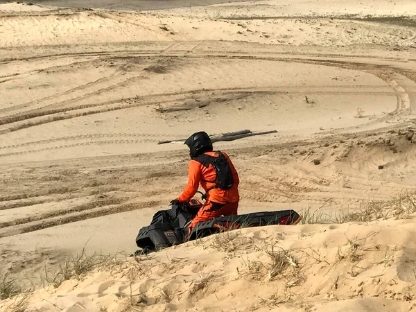 Hombre Montando Una Quad Bike Desierto — Foto de Stock