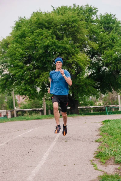 Junger Mann Läuft Morgens Stadiontraining — Stockfoto