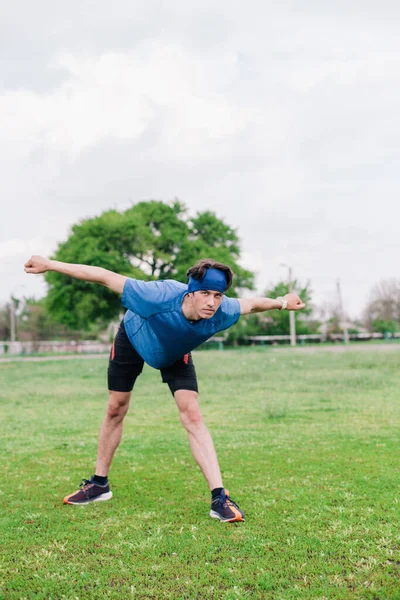 Junger Kerl Macht Sich Vor Dem Laufen Stadion Warm — Stockfoto