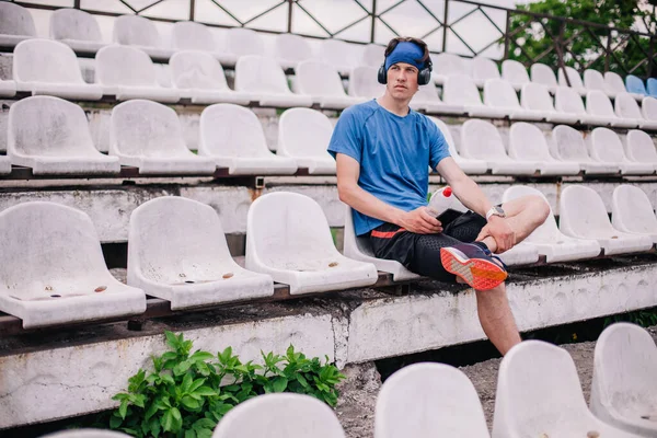 Chico Joven Está Descansando Podio Del Estadio Después Correr —  Fotos de Stock