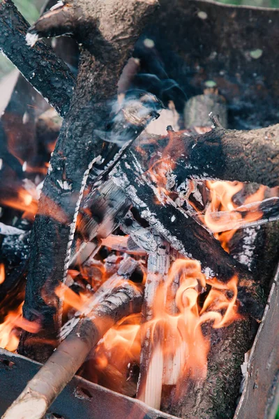 Brennende Kohlen im Kohlenbecken — Stockfoto