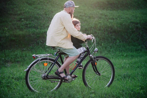 Pai leva filho de bicicleta — Fotografia de Stock