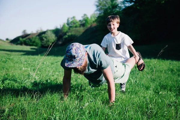 Dad and son playing on grass — Stock Photo, Image