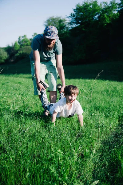 Dad and son playing on grass — Stock Photo, Image