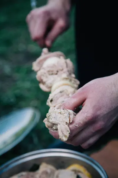 Kerl Aufgereiht Frisches Mariniertes Fleisch Auf Einem Spieß Zum Grillen — Stockfoto