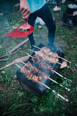 Sıcak kömürde kızartılmak için taze et.