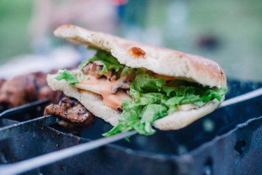 Sıcak kömürde kızartılmak için taze et.