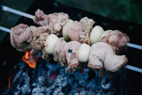 ジューシーな新鮮な肉を熱い石炭でローストする — ストック写真