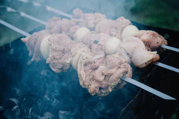 Ζουμερό Φρέσκο Κρέας Για Ψήσιμο Ζεστά Κάρβουνα — Φωτογραφία Αρχείου
