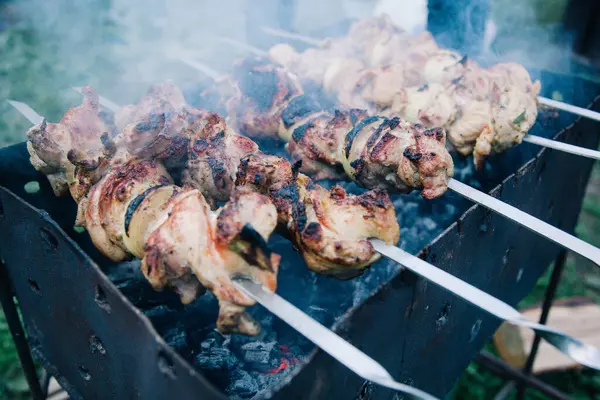 Saftiges Frisches Fleisch Zum Braten Auf Heißen Kohlen — Stockfoto