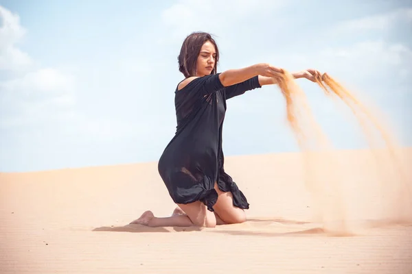 Ein Mädchen Schwarzen Badeanzug Sitzt Sand Der Wüste — Stockfoto