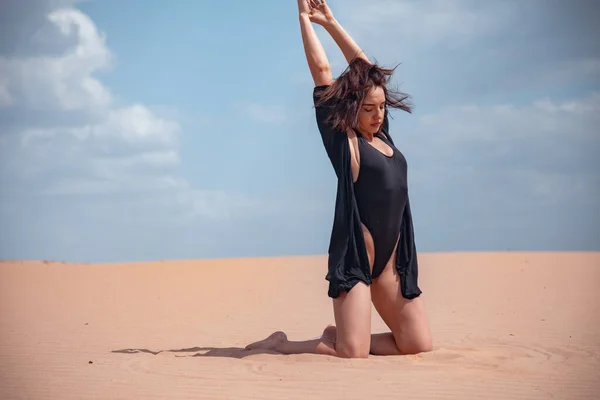 Ein Mädchen Schwarzen Badeanzug Sitzt Sand Der Wüste — Stockfoto