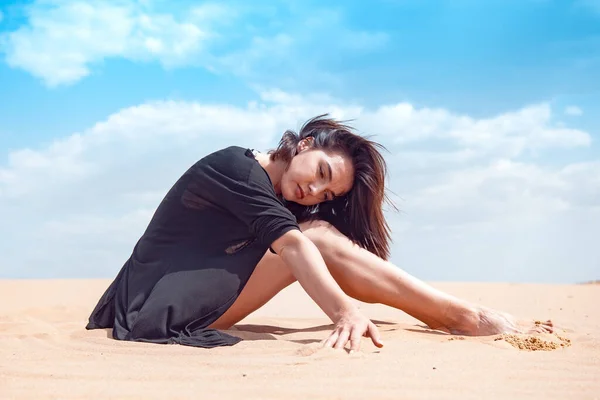Ein Mädchen Schwarzen Badeanzug Sitzt Sand Der Wüste — Stockfoto