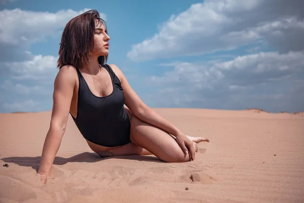 Het Meisje Een Zwart Zwempak Ligt Het Zand Woestijn — Stockfoto