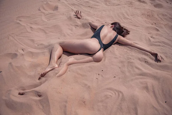 Dziewczyna Czarnym Stroju Kąpielowym Leży Piasku Pustyni — Zdjęcie stockowe