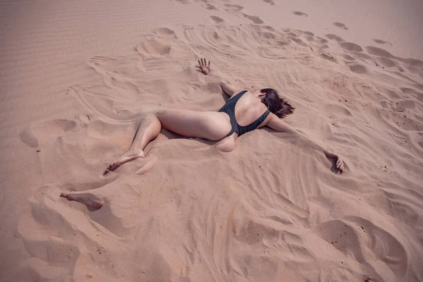 Fille Maillot Bain Noir Repose Sur Sable Dans Désert — Photo