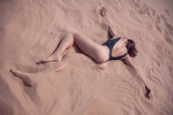 Dívka Černém Plášti Leží Písku Poušti — Stock fotografie