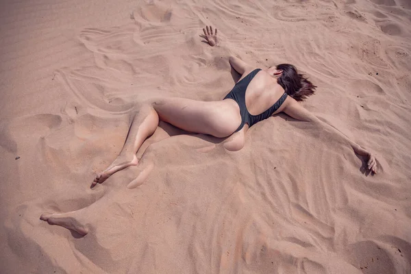 Siyah Mayolu Kız Çölde Kumların Üzerinde Yatıyor — Stok fotoğraf